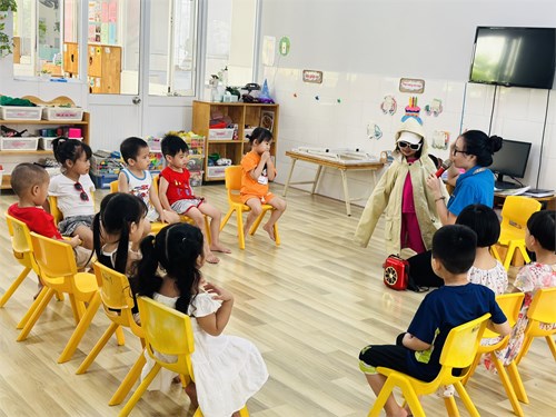 Lớp Mầm 1 học kỹ năng sống    Không đi theo người lạ  